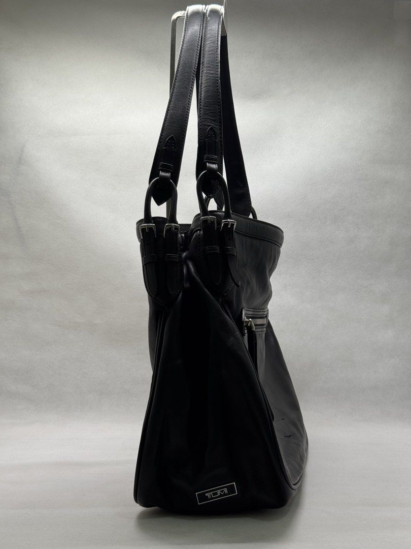 Tumi - Leather Shoulder Bag - Sample Made of Tumi (Category: Shoulder Bags) located in Manila. Submitted by members-only (Listing ID 1463763138, Image 3). Description: Tumi Leather Shoulder Bag Sample Made of Tumi 100% Leather material In good condition Minor unnoticeable scratches (last 2 pics) Presentable Multiple storage.