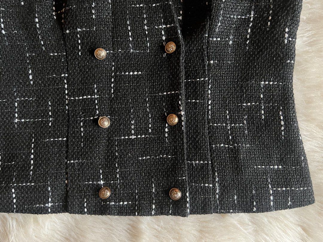 Tweed Black Double Breasted Adjustable Strap Sleeveless Top (Category: Sleeveless) located in Pasig City. Submitted by littlemisslove (Listing ID 1463831963, Image 2). Description: Preloved (please manage your expectations) Size: Medium to Large - can be worn as is or with inner shirt - double lining - adjustable velvet strap - complete buttons, 3 are working (yung 3 design lang) - with inner button - NO FLAW Note: i suggest maglagay ng additiona