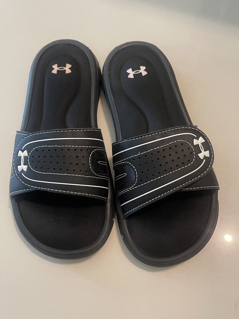 Under Armour Black White Slides (Category: Flats & Sandals) located in Taguig. Submitted by buymythingsty (Listing ID 1463789534, Image 3). Description: Size 6 .