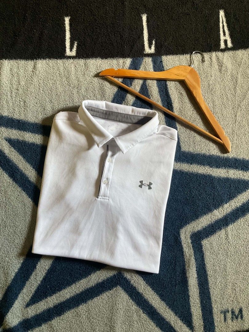 Under Armour White Golf Polo Shirt (Category: Tshirts & Polo Shirts ) located in San Pedro. Submitted by vinasjohna38754 (Listing ID 1463880319, Image 1). Description: - White Under Armour polo shirt - Classic collar with button placket - Small Under Armour logo on the chest - Ideal for golf or casual wear - Made with comfortable and breathable fabric.