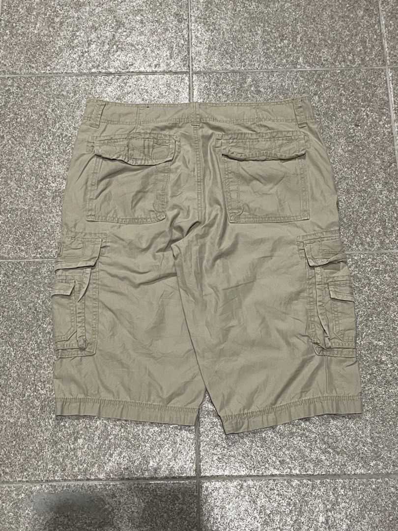 Unionbay Cargo Shorts Khaki Size 34 (Category: Shorts) located in Manila. Submitted by yhn67 (Listing ID 1463866357, Image 2). Description: - Brand: Unionbay - Color: Khaki - Style: Cargo Shorts - Size: 34 Waist - Closure: Button and Zip - Features: Multiple pockets for ample storage - Ideal for: Casual wear, outdoor activities - Fit: Comfortable.