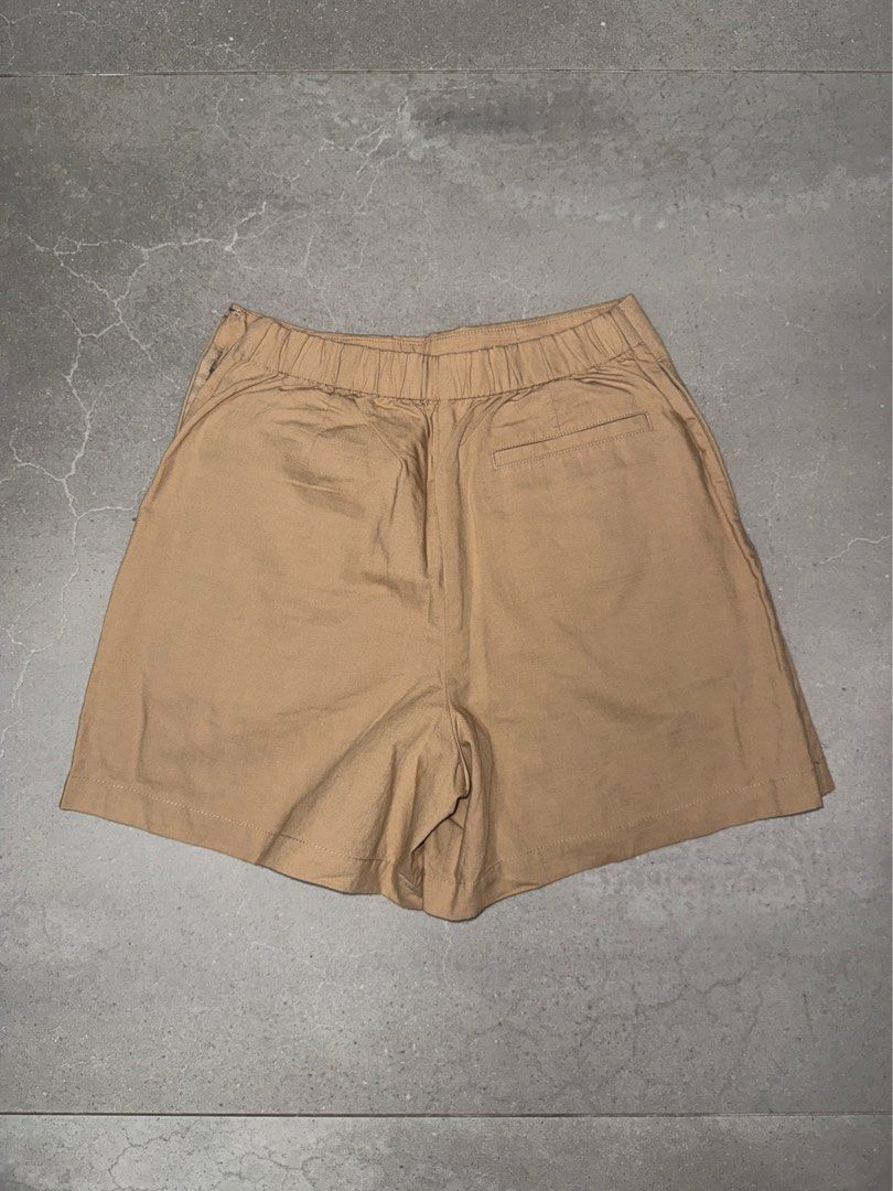 Uniqlo | Beige Wrap Skort (Category: Skirts) located in Muntinlupa City. Submitted by diananeedsspace (Listing ID 1463881783, Image 2). Description: - Uniqlo beige wrap skirt - Elastic waistband at the back for comfort - Side zip closure - Versatile for casual or dressed-up occasions.