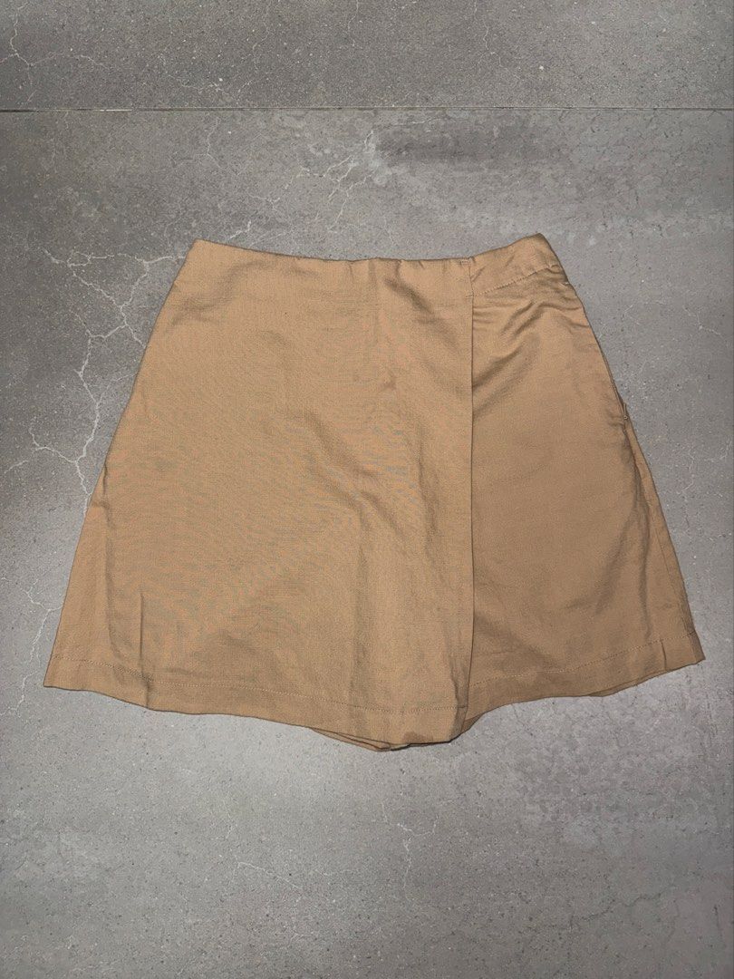 Uniqlo | Beige Wrap Skort (Category: Skirts) located in Muntinlupa City. Submitted by diananeedsspace (Listing ID 1463881783, Image 1). Description: - Uniqlo beige wrap skirt - Elastic waistband at the back for comfort - Side zip closure - Versatile for casual or dressed-up occasions.