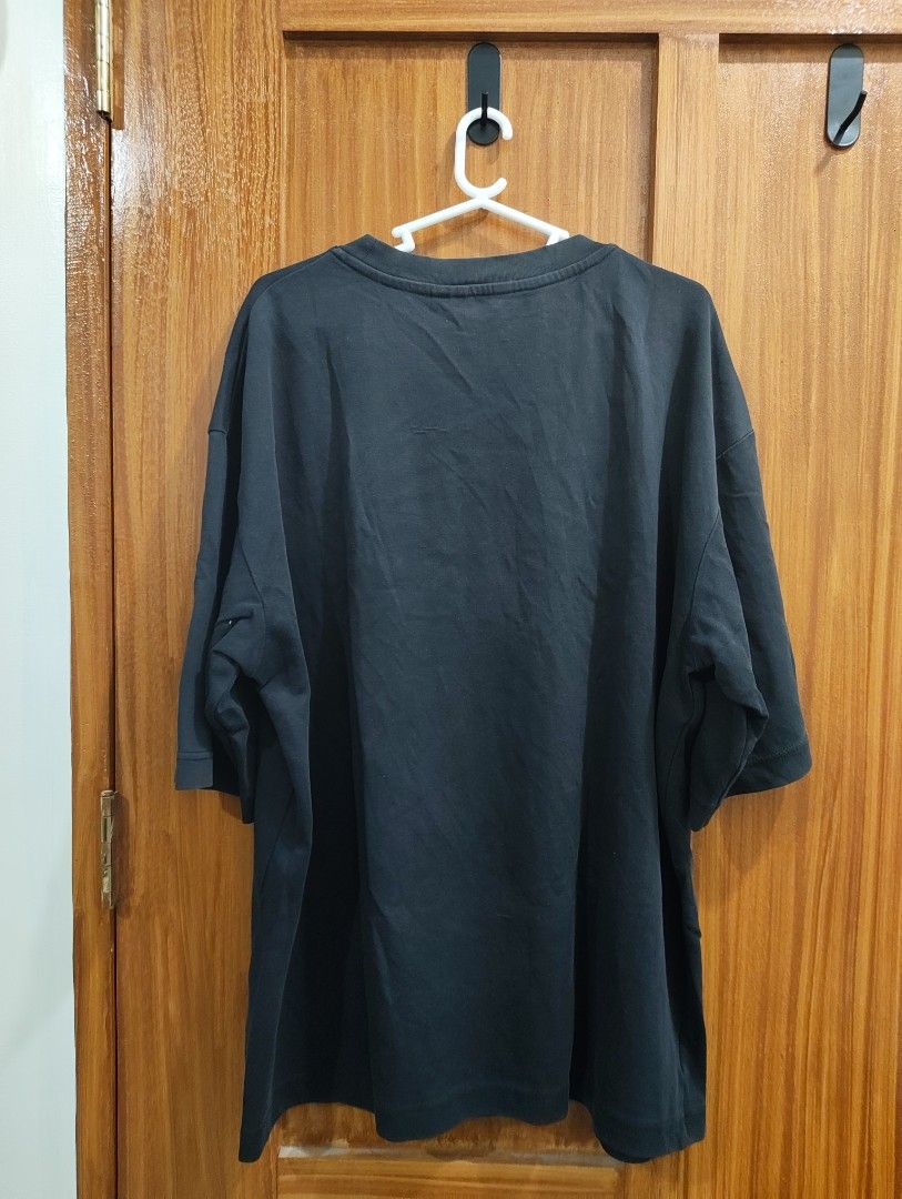 Uniqlo Airism Shirts (Category: Tshirts & Polo Shirts ) located in Batangas. Submitted by skadouche (Listing ID 1463758180, Image 3). Description: Black Large - ₱280 W22 x L26 in 9/10 color rate Good condition No issue besides signs of use White Large -₱380 W22 x L27 in 10/10 color rate Excellent/As new condition small stain near shoulder Black XLarge -₱280 W24 x 28.5 in 9/10 color rate Good condition Fading on neck Gray Xlarge -₱380 W24 x 28.5 i