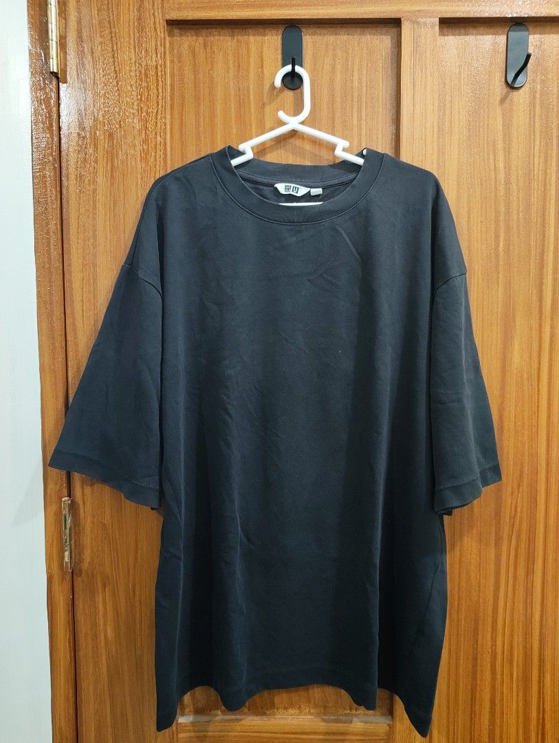 Uniqlo Airism Shirts (Category: Tshirts & Polo Shirts ) located in Batangas. Submitted by skadouche (Listing ID 1463758180, Image 2). Description: Black Large - ₱280 W22 x L26 in 9/10 color rate Good condition No issue besides signs of use White Large -₱380 W22 x L27 in 10/10 color rate Excellent/As new condition small stain near shoulder Black XLarge -₱280 W24 x 28.5 in 9/10 color rate Good condition Fading on neck Gray Xlarge -₱380 W24 x 28.5 i