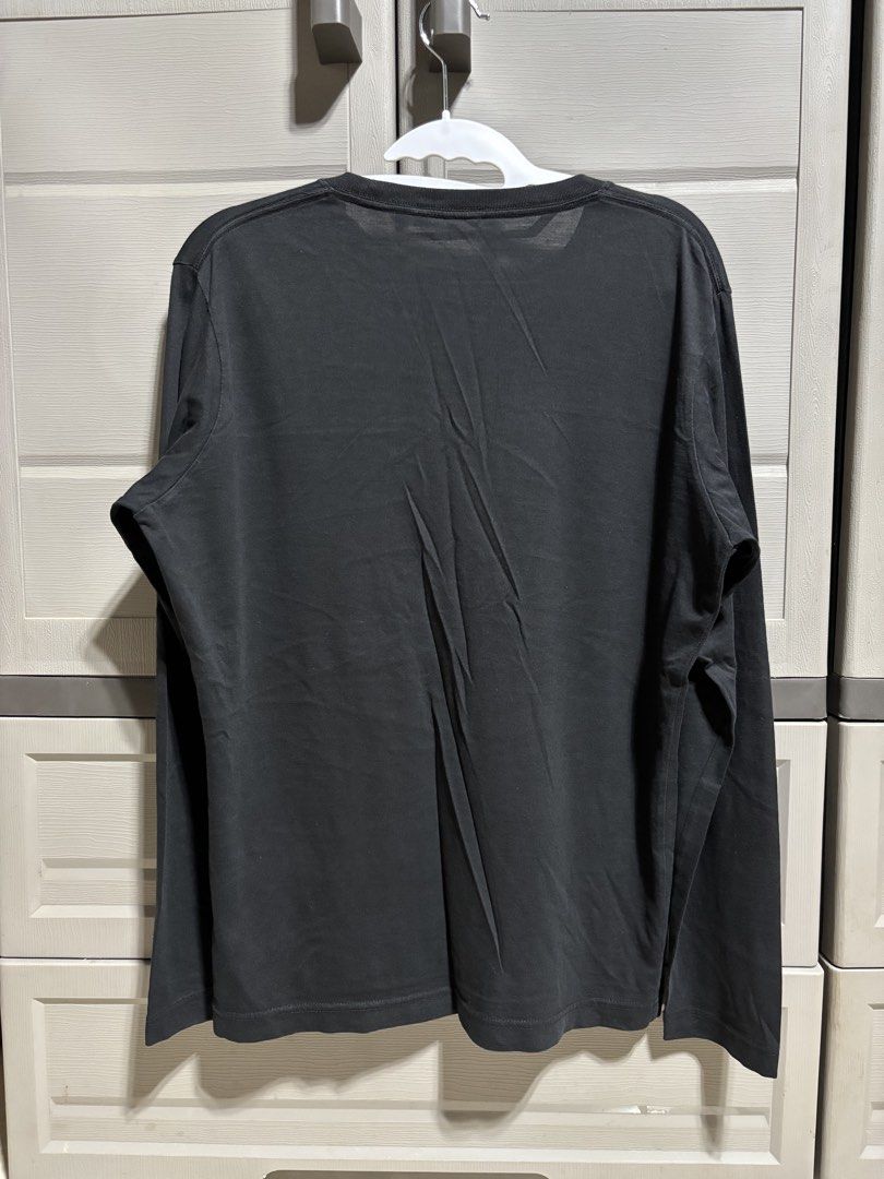 Uniqlo Basic Long Sleeve (Category: Hoodies) located in Baliuag. Submitted by mikemikemike2 (Listing ID 1463919418, Image 3). Description: - package from qatar - med on tag - dimension (17 shoulder x 20 body x 26 length) inches - nego.