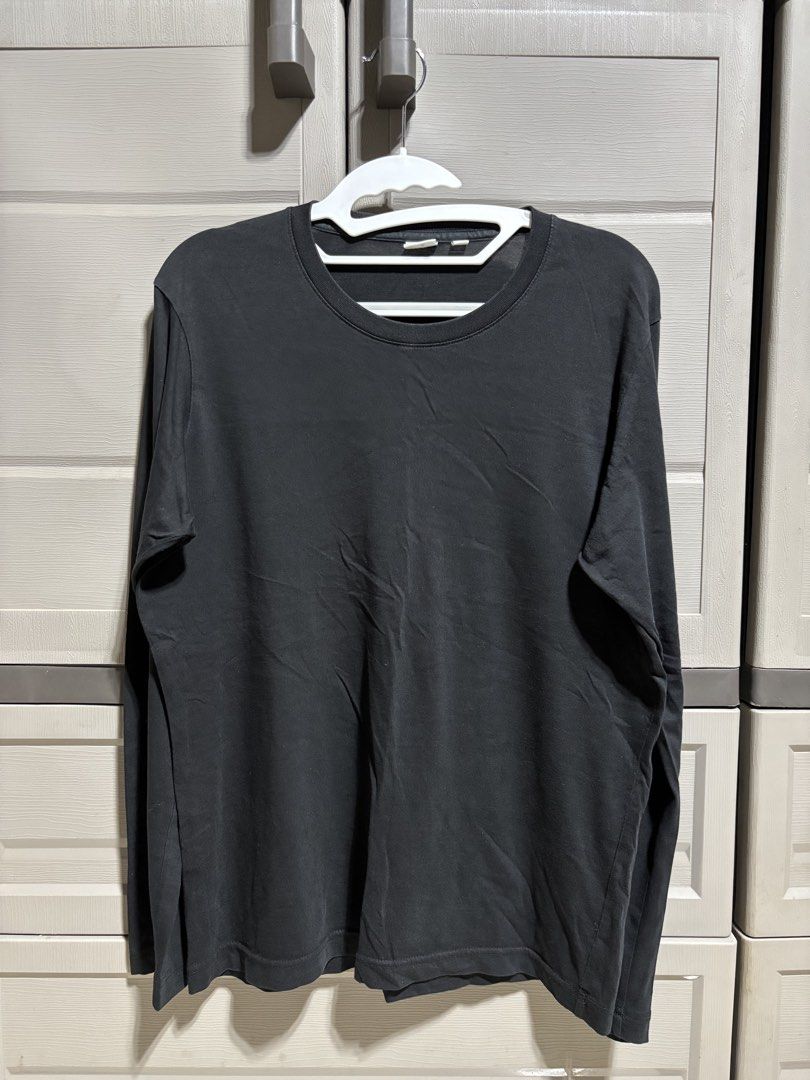 Uniqlo Basic Long Sleeve (Category: Hoodies) located in Baliuag. Submitted by mikemikemike2 (Listing ID 1463919418, Image 2). Description: - package from qatar - med on tag - dimension (17 shoulder x 20 body x 26 length) inches - nego.