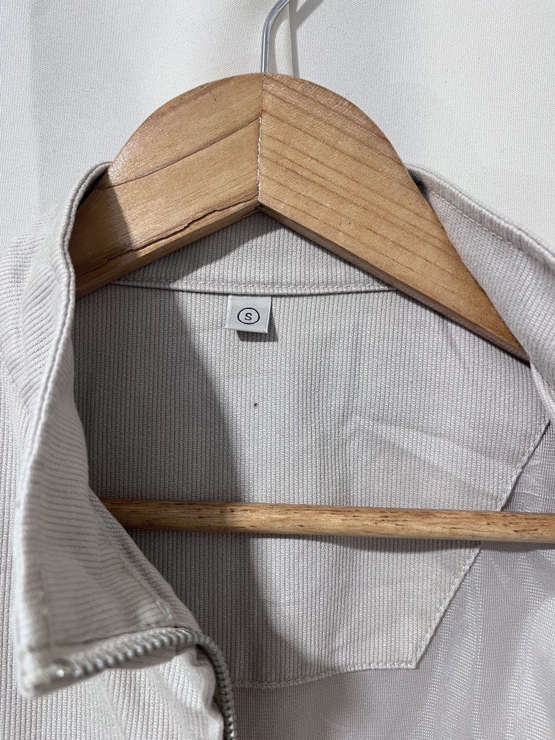 Uniqlo Bomber Jacket Size S Beige (Category: Coats, Jackets and Outerwear) located in Baguio. Submitted by miisthyshop.ph (Listing ID 1463871642, Image 2). Description: - Uniqlo Beige Bomber Jacket - Size: S - Material: 100% Cotton - Features: Ribbed collar, cuffs, and hem - Pockets: Two chest pockets with button closures - Closure: Zip-up front - Style: Great for layering Note: Im selling ukay ukay please manage your expectations. Wash before we