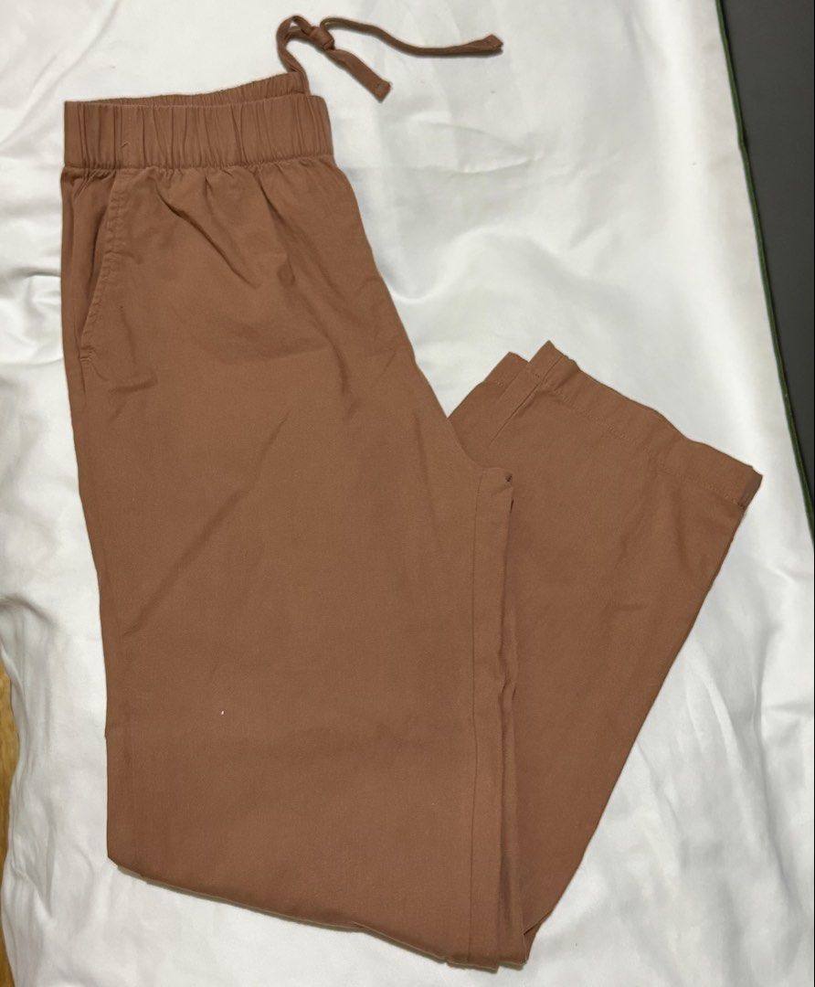 Uniqlo Brown Cotton Cropped Pants (Category: Jeans) located in Paranaque City. Submitted by declutternsell.729 (Listing ID 1463774363, Image 1). Description: - Uniqlo Brown Cropped Pants - Size: S - Material: 100% Cotton - Features: Elastic waistband with drawstring, two side pockets - Style: Comfortable and casual, great for everyday wear.