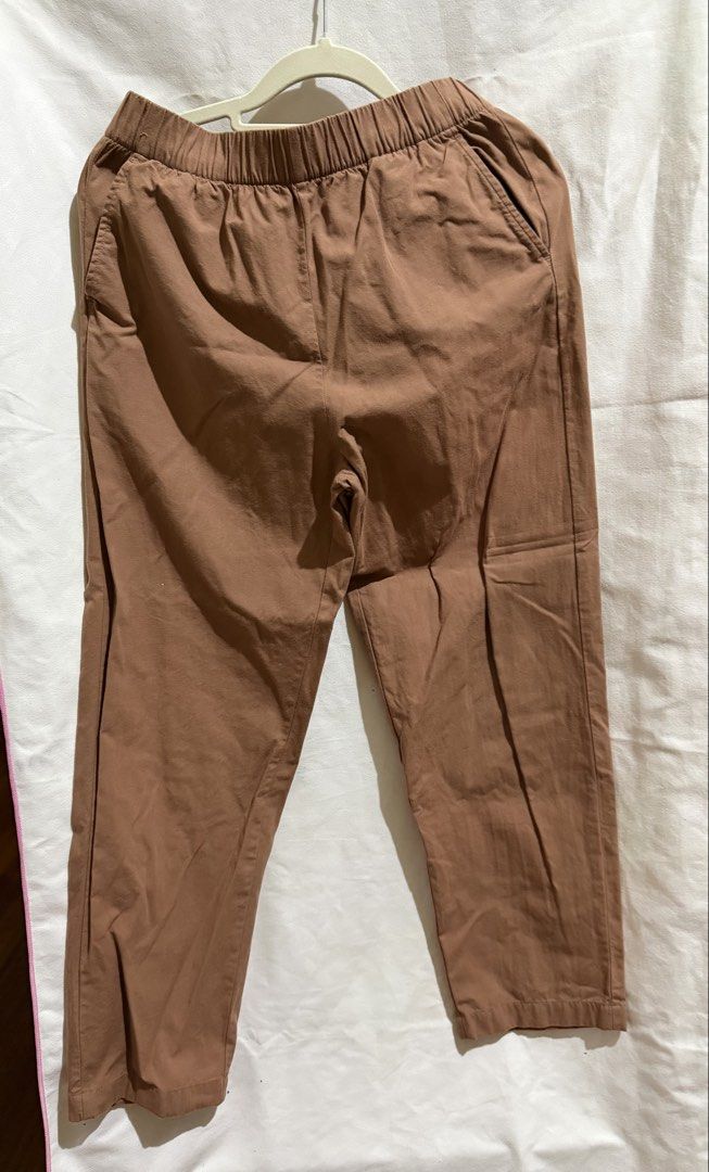 Uniqlo Brown Cotton Cropped Pants (Category: Jeans) located in Paranaque City. Submitted by declutternsell.729 (Listing ID 1463774363, Image 2). Description: - Uniqlo Brown Cropped Pants - Size: S - Material: 100% Cotton - Features: Elastic waistband with drawstring, two side pockets - Style: Comfortable and casual, great for everyday wear.