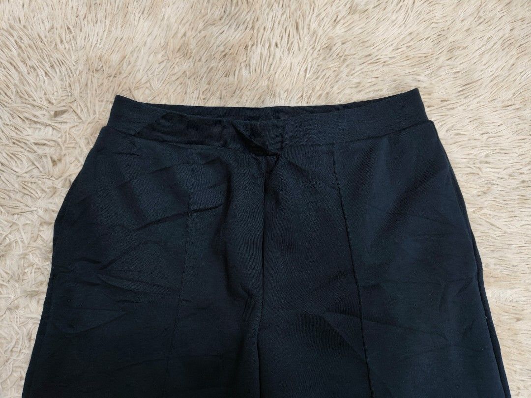 Uniqlo C Wide Sweat Pants (Category: Other Bottoms) located in Angeles City. Submitted by miss_independent01 (Listing ID 1463843310, Image 3). Description: Uniqlo C Wide Sweat Pants Width: 15.5 (XL on tag) Length: 38 MOP: Gcash ✅ Mine Now, Pay Now ✅ First to Pay, Gets the Item 📍 PAMPANGA Courier: JnT 🚚🚚 PM 💌💌.