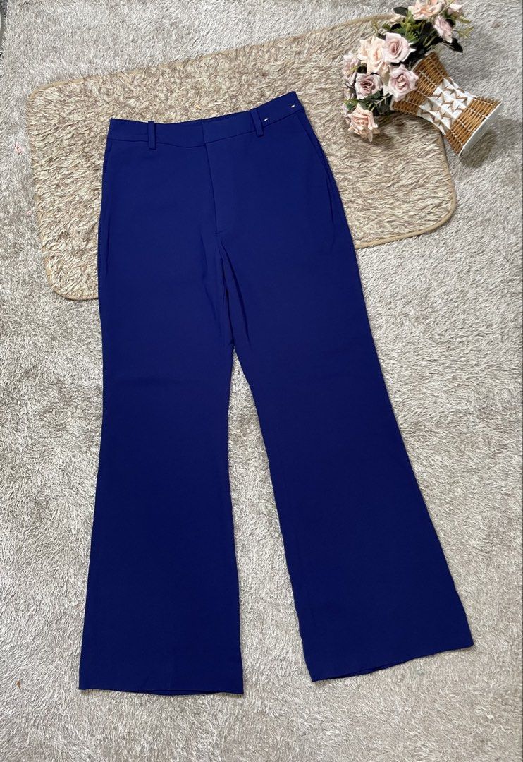 Uniqlo Drape Flare Pants Royal Blue (Category: Jeans) located in Manila. Submitted by rutchemari68583 (Listing ID 1463842346, Image 2). Description: - Uniqlo Drape Flare Pants - Vibrant Royal Blue color - Relaxed fit with a flare at the bottom - Made from comfortable, easy-care fabric - Perfect for casual outings or work attire - Effortlessly pairs with various tops Waistline 28-29 Length 38.