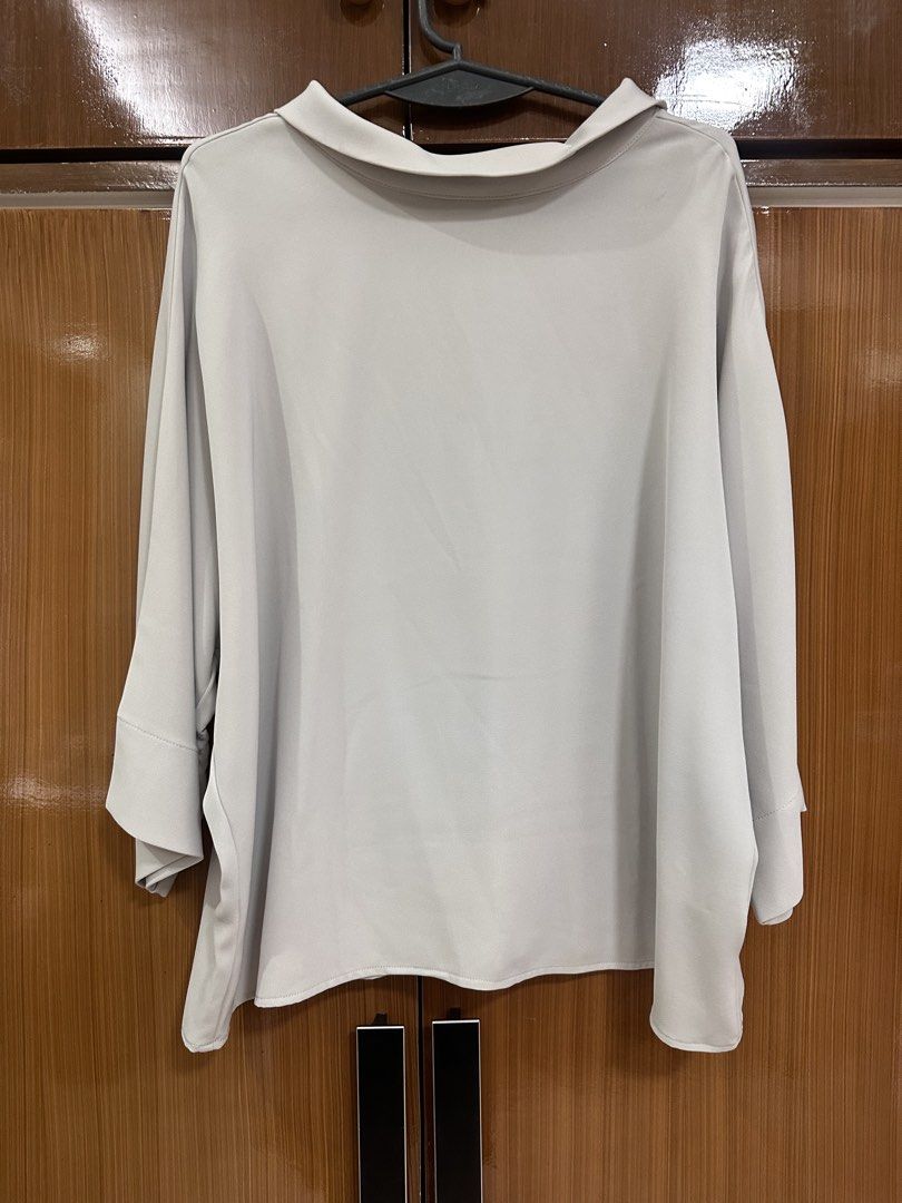 Uniqlo Drape Mock Neck 3/4 Sleeve Blouse (Category: Shirts) located in Quezon City. Submitted by bethscloset (Listing ID 1463818232, Image 3). Description: Uniqlo light grey mock neck top - Size S 🌼Hardly used and in excellent condition 🌼Washed and sanitized PM for more details 🚚Shipping fee to be shouldered by buyer 🌼MOP: QR Payment or Bank Transfer 🌼MOD: (1) Pickup available - Brgy. Culiat, Quezon City based (2) Flash Express - Metro Manil