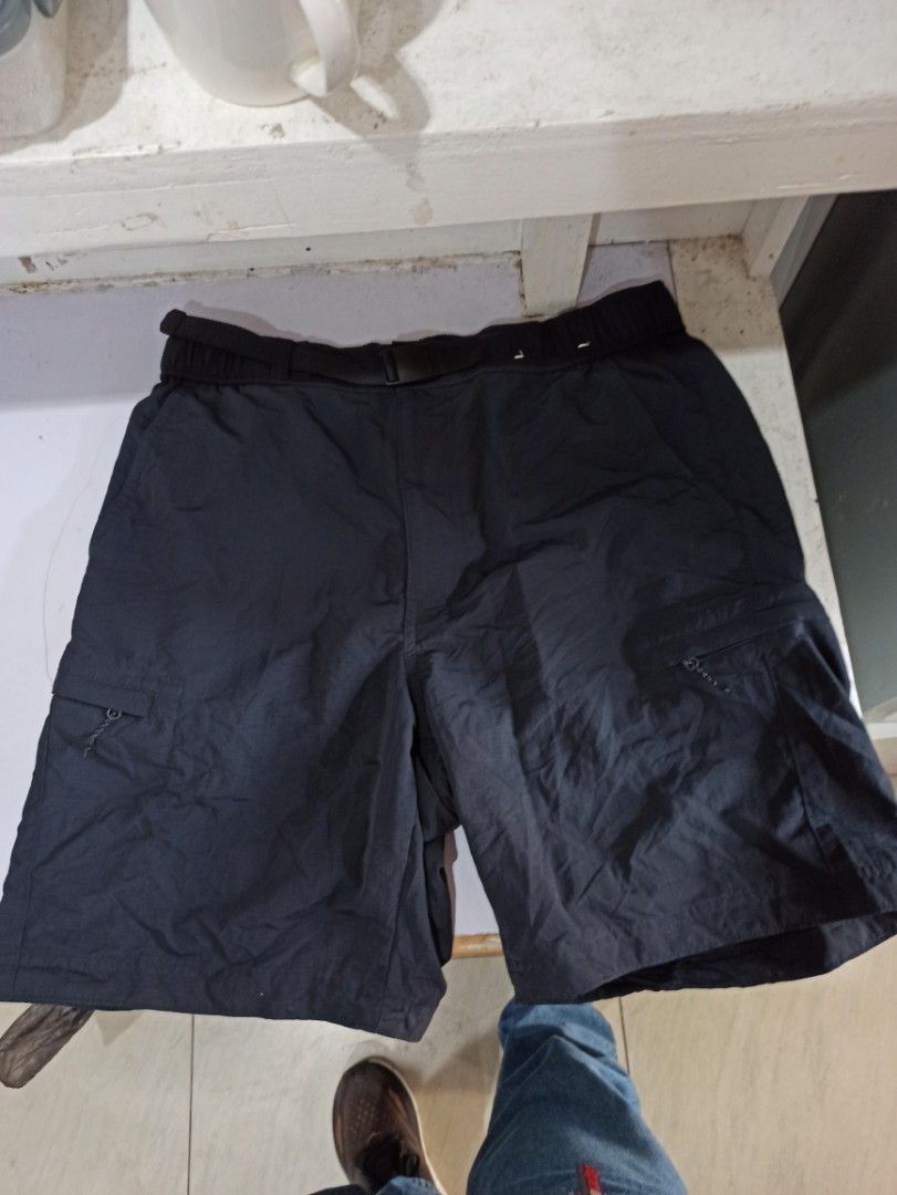 Uniqlo Geard Shorts (Category: Shorts) located in Tagbilaran City. Submitted by delasierra39181 (Listing ID 1463785256, Image 1). Description: - Uniqlo black athletic shorts - Elastic waistband with drawstring - Multiple pockets, including one with a zipper - Comfortable and lightweight material - Perfect for sports or casual wear.