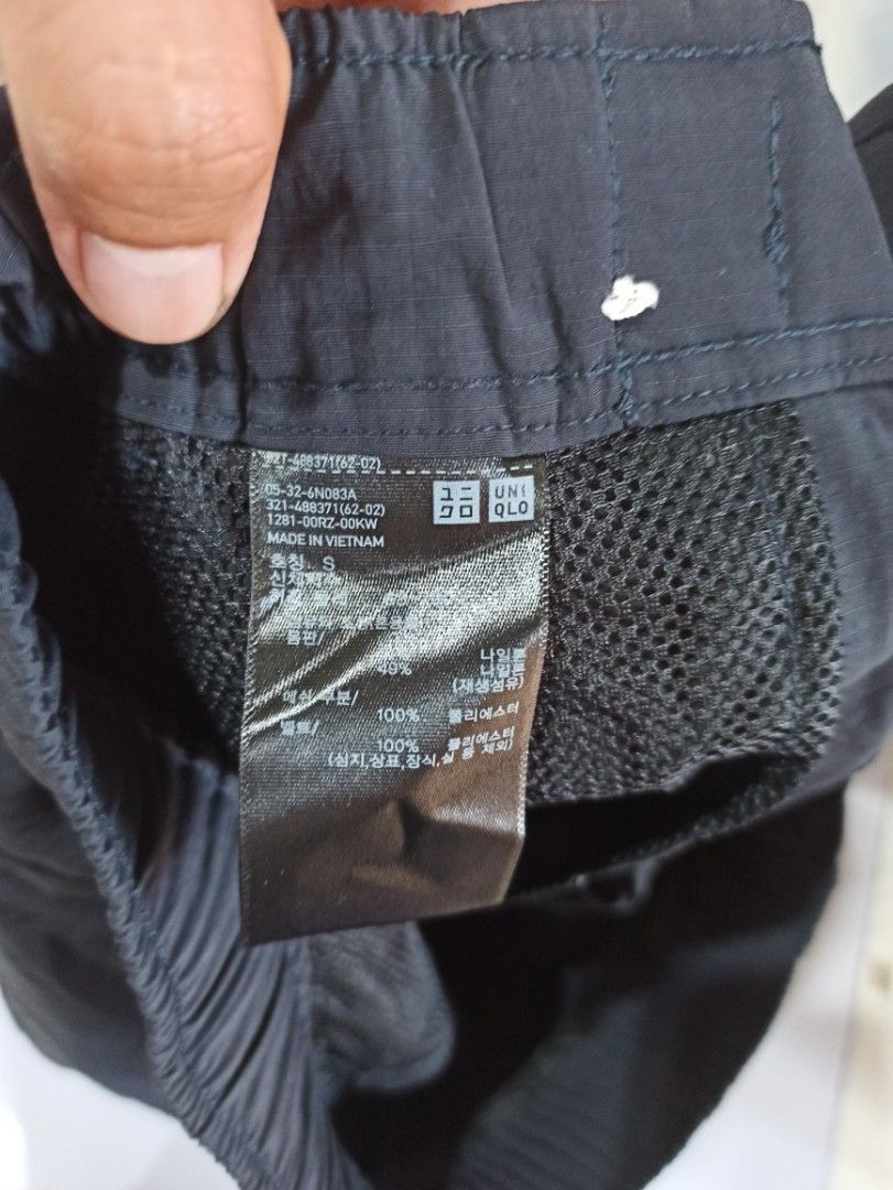 Uniqlo Geard Shorts (Category: Shorts) located in Tagbilaran City. Submitted by delasierra39181 (Listing ID 1463785256, Image 3). Description: - Uniqlo black athletic shorts - Elastic waistband with drawstring - Multiple pockets, including one with a zipper - Comfortable and lightweight material - Perfect for sports or casual wear.