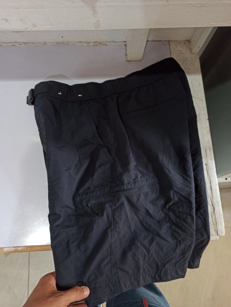 Uniqlo Geard Shorts (Category: Shorts) located in Tagbilaran City. Submitted by delasierra39181 (Listing ID 1463785256, Image 2). Description: - Uniqlo black athletic shorts - Elastic waistband with drawstring - Multiple pockets, including one with a zipper - Comfortable and lightweight material - Perfect for sports or casual wear.