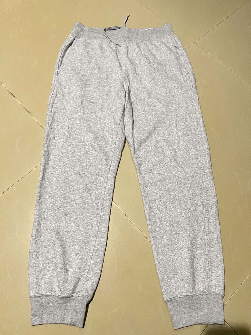Uniqlo gray sweatpants excellent condition (Category: Joggers) located in Dagupan City. Submitted by nathani3l (Listing ID 1463840003, Image 1). Description: Uniqlo gray sweatpants W:30-34 L:37 Small on tag Excellent condition No issue ₱500.