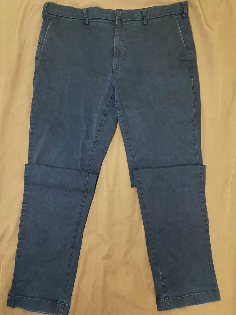 Uniqlo Navy Chinos Size M (Category: Chinos) located in San Pablo. Submitted by kisha_santonia (Listing ID 1463871332, Image 1). Description: - Uniqlo Navy Blue Chinos - Size: Medium (M) - Fit: Classic, great for everyday wear - Closure: Button and zip - Pockets: Two side, two back - Material: Comfortable cotton blend - Wardrobe essential.