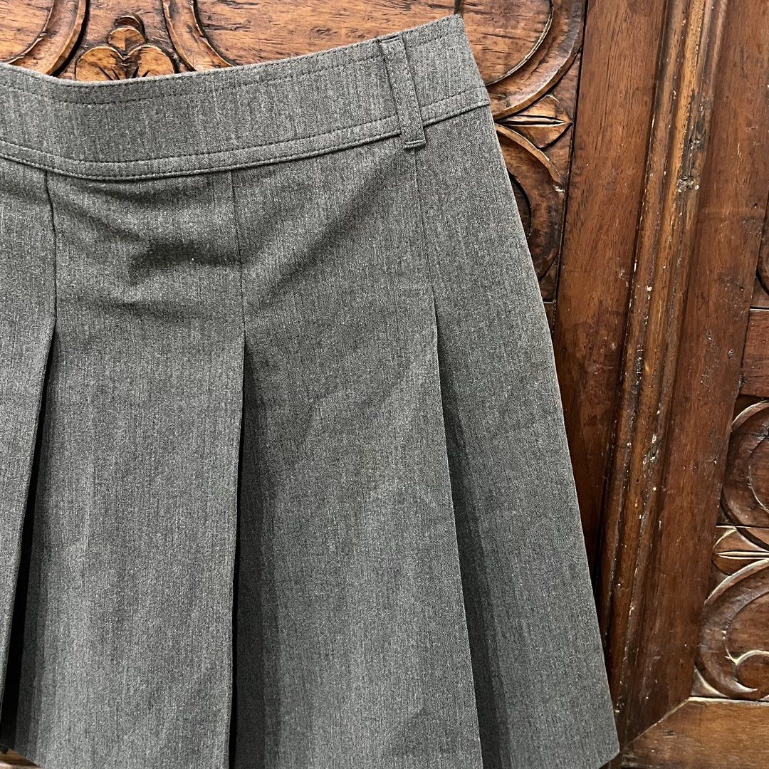 Uniqlo Pleated Skort (Category: Skirts) located in Antipolo. Submitted by patricesalle (Listing ID 1463748253, Image 2). Description: 08 dark gray used once only .
