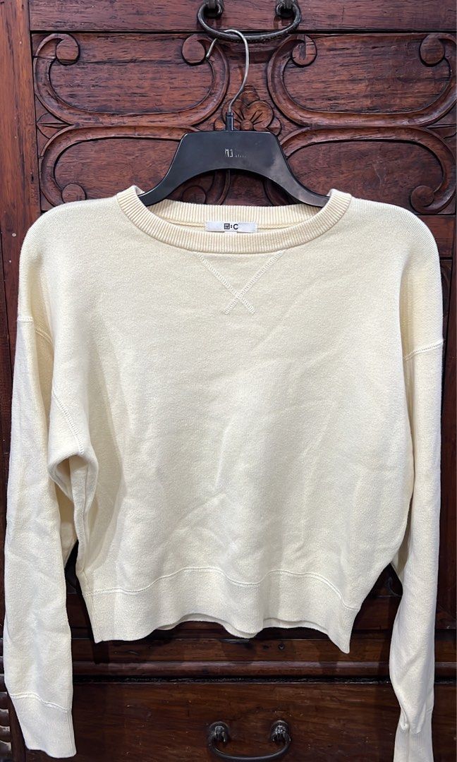 uniqlo smooth cotton crew neck sweater (Category: Longsleeves) located in Antipolo. Submitted by patricesalle (Listing ID 1463748554, Image 1). Description: 42 yellow used it once only! bought it for 1990! .