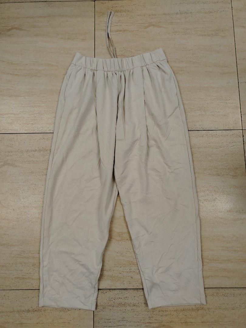 Uniqlo Sweatpants with Gathered Lining (Category: Other Bottoms) located in Angeles City. Submitted by angelcloset141989 (Listing ID 1463796434, Image 2). Description: Uniqlo Sweatpants with Gathered Lining Size : large Waist : 32 to 36 Length : 40 Condition : 10/10 Location : pampanga 650 + sf.