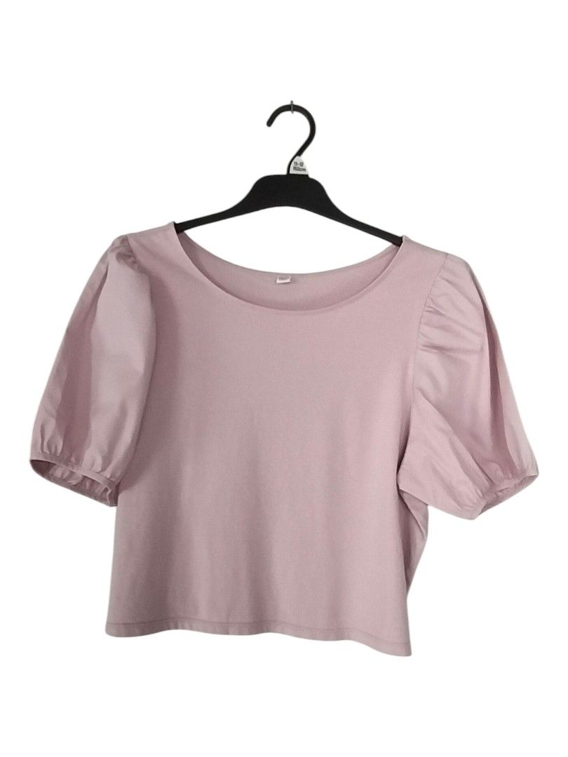 Uniqlo Tops Puff Sleeve Blouse (Category: Others Tops) located in Iloilo. Submitted by elviep (Listing ID 1463767478, Image 1). Description: actual color maybe slightly different from the picture due to lighting condition when the photo was taken.
