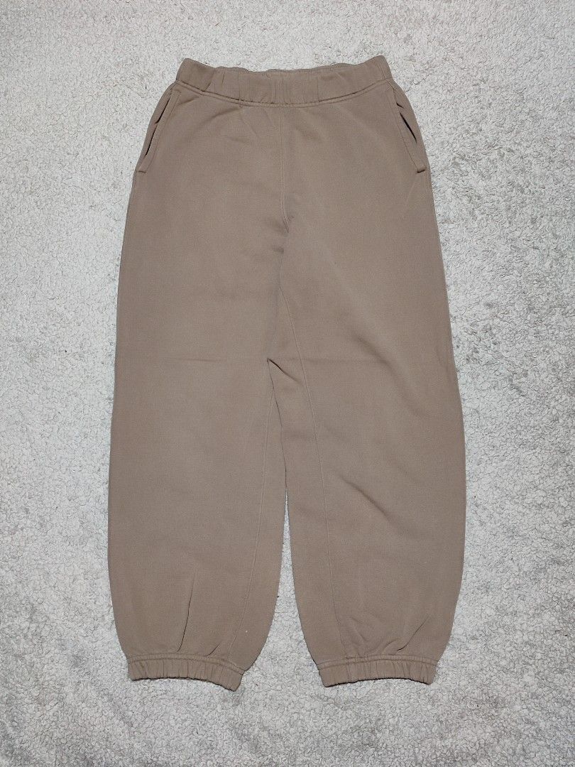 Uniqlo U Sweatpants Beige Size S (Category: Other Bottoms) located in Manila. Submitted by anthonig (Listing ID 1463936322, Image 1). Description: Length: 34.5 inches outseam Width: 23 inches Hem: 5 inches Price: 300 pesos Condition: 9.6/10 Issues: none PM if interested or for inquiries Meetups within MANILA only Can do shipping at buyers expense .