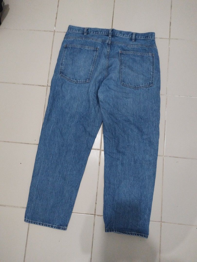 Uniqlo U wide straight jeans (Category: Jeans) located in Bulacan. Submitted by side.hustle11 (Listing ID 1463774893, Image 3). Description: UNIQLO U WIDE STRAIGHT JEANS Waistline 34 Length 40 Hemp 8.5 Excellent condition Loc bulacan.