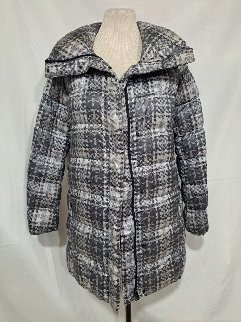 Uniqlo Ultra Light Down Puffer Jacket Plaid L (Category: Coats, Jackets and Outerwear) located in Quezon City. Submitted by sbvdmanaog (Listing ID 1463928128, Image 1). Description: Uniqlo Ultra Light Down Jacket (L) - Grey/White Plaid. Warm, lightweight, great for cold weather. no flaws,vero good condition.