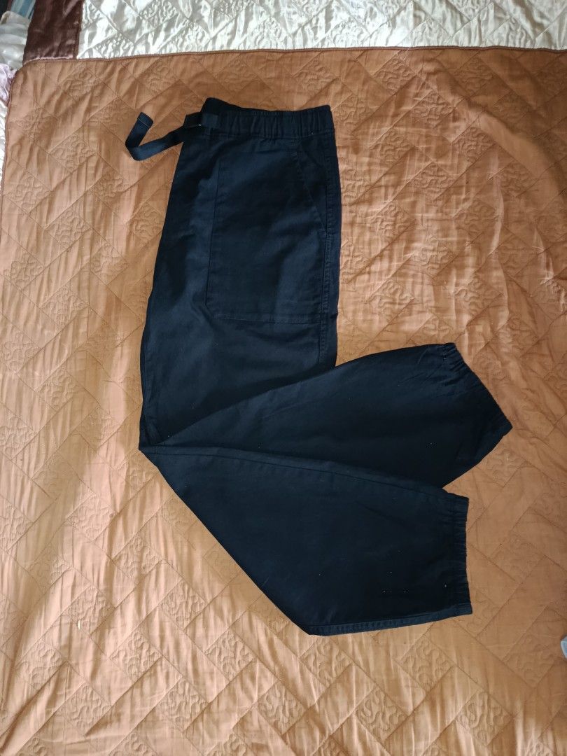 Uniqlo utility jogger pants (Category: Joggers) located in Maasin. Submitted by johnnhel14 (Listing ID 1463757404, Image 2). Description: Excellent condition cut tag dimes:33x38.5.
