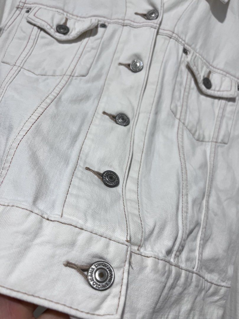Uniqlo White Denim Jacket with Brown Stitching (Category: Coats, Jackets and Outerwear) located in Baguio. Submitted by miisthyshop.ph (Listing ID 1463878017, Image 3). Description: - UNIQLO Classic white denim jacket - Features contrast brown stitching throughout - Button-up front - Two chest pockets - Button cuffs on sleeves - Versatile and stylish layering piece Note: Im selling ukay ukay please manage your expectations. Wash before wearing .