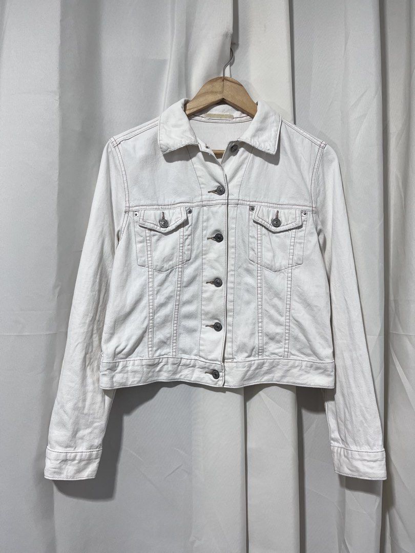Uniqlo White Denim Jacket with Brown Stitching (Category: Coats, Jackets and Outerwear) located in Baguio. Submitted by miisthyshop.ph (Listing ID 1463878017, Image 1). Description: - UNIQLO Classic white denim jacket - Features contrast brown stitching throughout - Button-up front - Two chest pockets - Button cuffs on sleeves - Versatile and stylish layering piece Note: Im selling ukay ukay please manage your expectations. Wash before wearing .