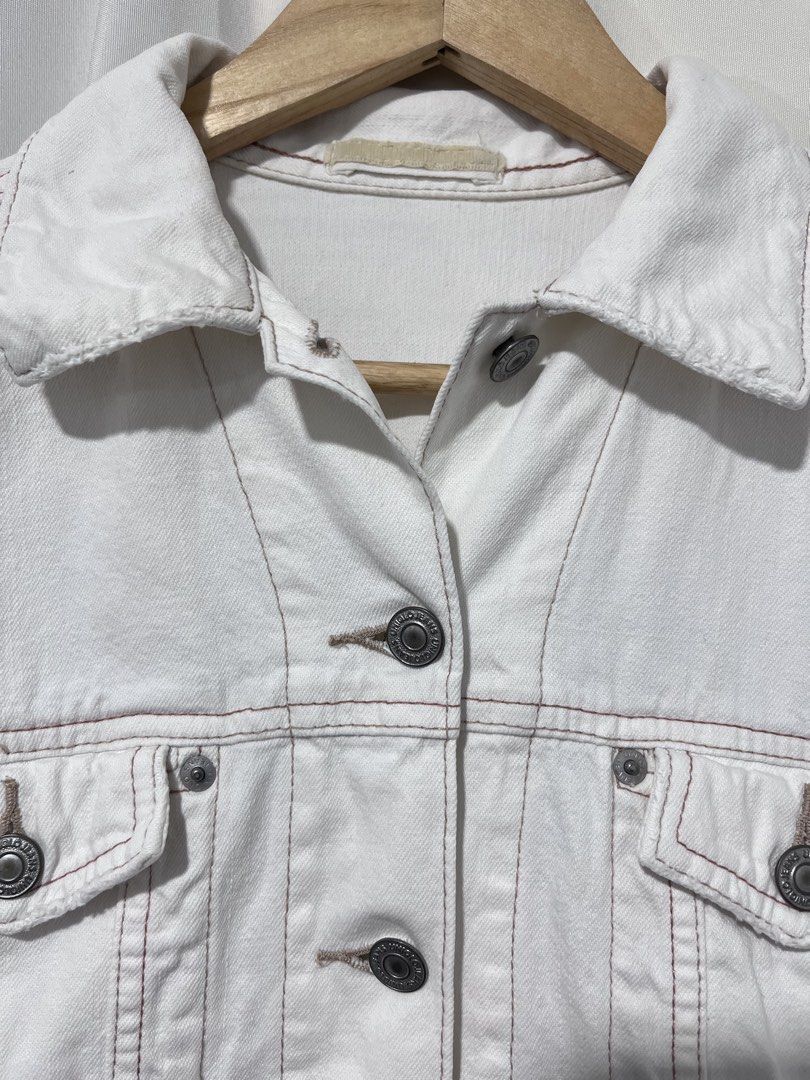 Uniqlo White Denim Jacket with Brown Stitching (Category: Coats, Jackets and Outerwear) located in Baguio. Submitted by miisthyshop.ph (Listing ID 1463878017, Image 2). Description: - UNIQLO Classic white denim jacket - Features contrast brown stitching throughout - Button-up front - Two chest pockets - Button cuffs on sleeves - Versatile and stylish layering piece Note: Im selling ukay ukay please manage your expectations. Wash before wearing .