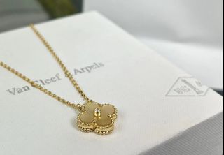 (Category: ) located in . Submitted by lunea.jewelry (Listing ID 1463789801, Image 1). Description: .