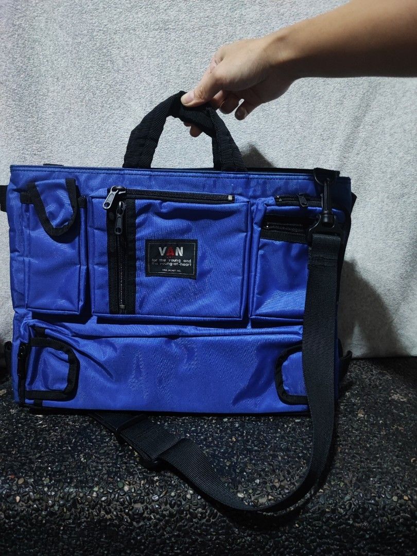 VAN Reversible 2-Way document Bag (Category: Shoulder Bags) located in Baguio. Submitted by jayrgijc52758 (Listing ID 1463746506, Image 1). Description: Van 2 way reversible document bag Excellent condition 600.