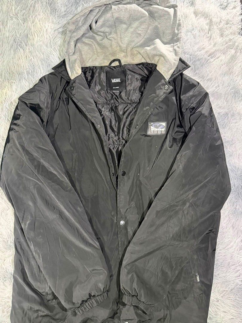 Vans Hooded Coach Jacket (Category: Coats, Jackets and Outerwear) located in Manila. Submitted by renzfitfinds (Listing ID 1463929001, Image 1). Description: PM FOR DETAILS..