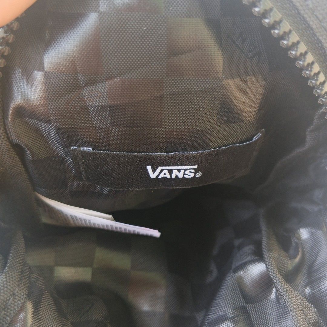 Vans Sling Bag (Category: Sling Bags) located in Mati. Submitted by thrift_vibes (Listing ID 1463784160, Image 3). Description: .