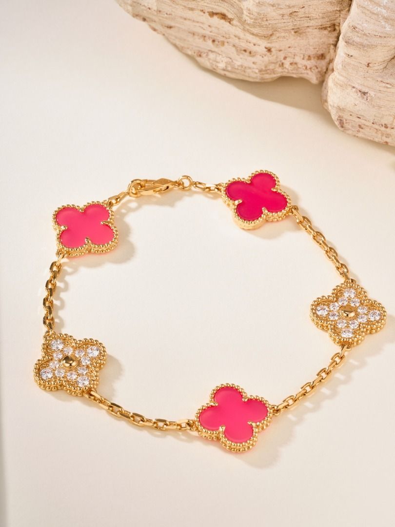 VCA Five Flower Diamond Bracelet (Category: Bracelets) located in Valenzuela. Submitted by brmdzsomsu65206 (Listing ID 1463773803, Image 1). Description: .