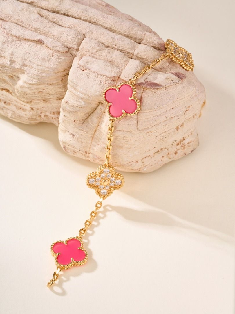 VCA Five Flower Diamond Bracelet (Category: Bracelets) located in Valenzuela. Submitted by brmdzsomsu65206 (Listing ID 1463773803, Image 3). Description: .
