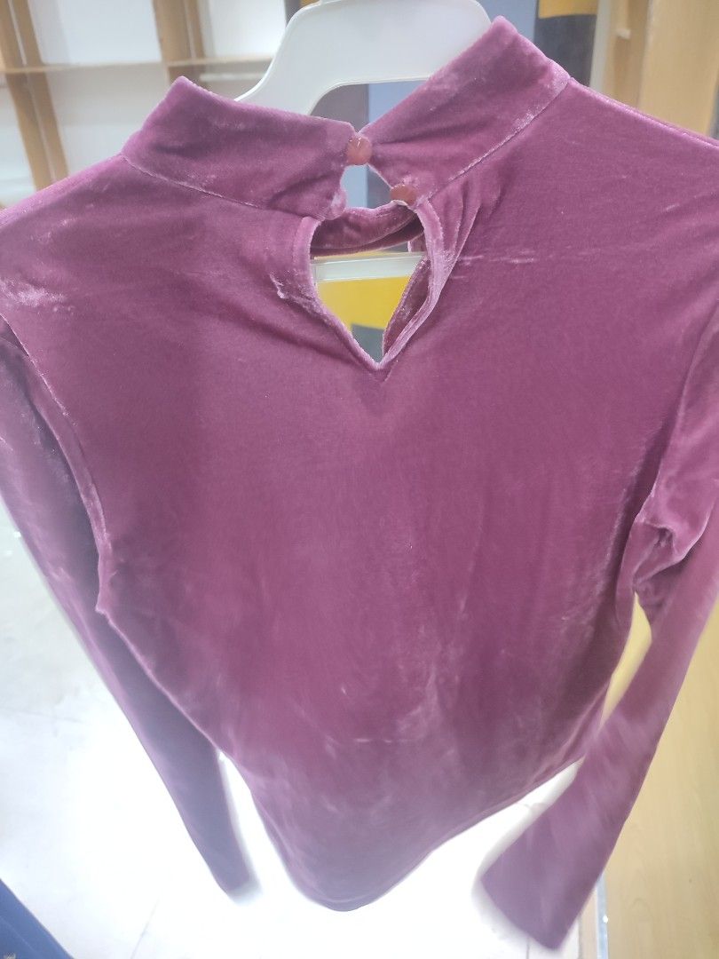 Velvet Mock Neck Top with Keyhole and Sequins (Category: Sleeveless) located in Jaen. Submitted by roxantiago (Listing ID 1463780177, Image 2). Description: - Rich burgundy velvet fabric - Elegant mock neck design - Flirty keyhole cutout with sparkly sequin mesh insert - Convenient two-button closure at the back of the neck - Ideal for evening wear, parties, or special events.