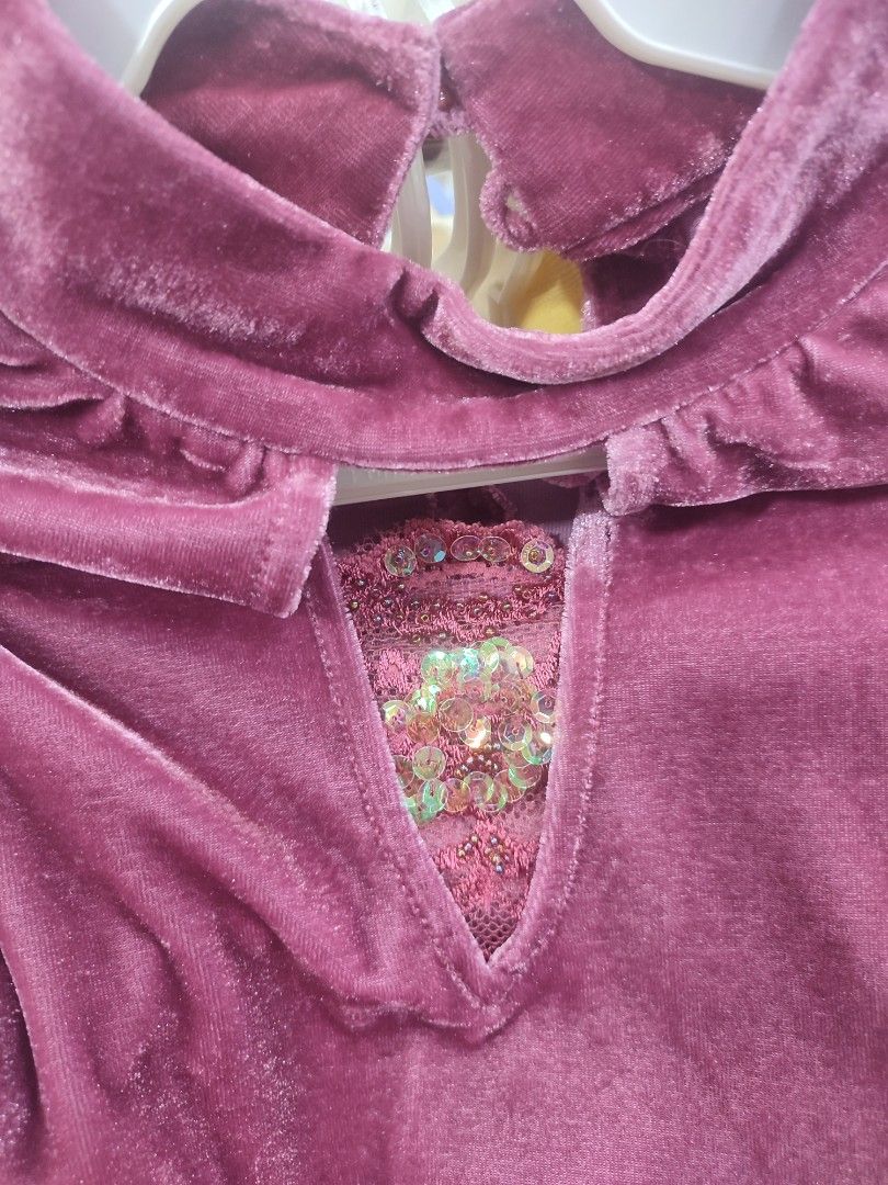 Velvet Mock Neck Top with Keyhole and Sequins (Category: Sleeveless) located in Jaen. Submitted by roxantiago (Listing ID 1463780177, Image 3). Description: - Rich burgundy velvet fabric - Elegant mock neck design - Flirty keyhole cutout with sparkly sequin mesh insert - Convenient two-button closure at the back of the neck - Ideal for evening wear, parties, or special events.