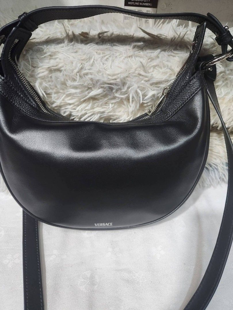 Versace (Category: Luxury Bags & Wallets) located in Baguio. Submitted by swiftstone_d709db (Listing ID 1463842808, Image 3). Description: .