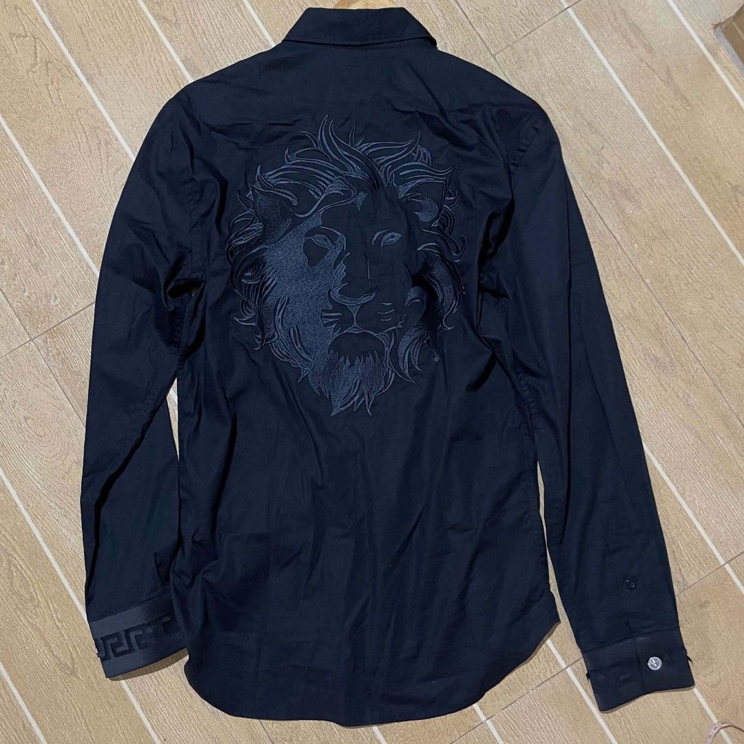 Versace polo sleeve (Category: Luxury Apparel) located in Manila. Submitted by streetfinds02 (Listing ID 1463902394, Image 2). Description: Versace Polo sleeve Size 46 Dimes 19W x 28L Excellent condi Loc Baliuag Bulacan Vouch for safe 🙇 P999 shipped 🫶📩.