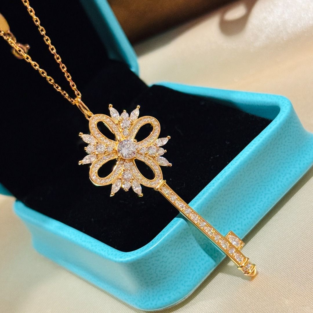 Victoria Snowflake Large Key Sweater Chain Long Chain (Category: Necklaces) located in Davao. Submitted by colacodawr20358 (Listing ID 1463817814, Image 1). Description: .
