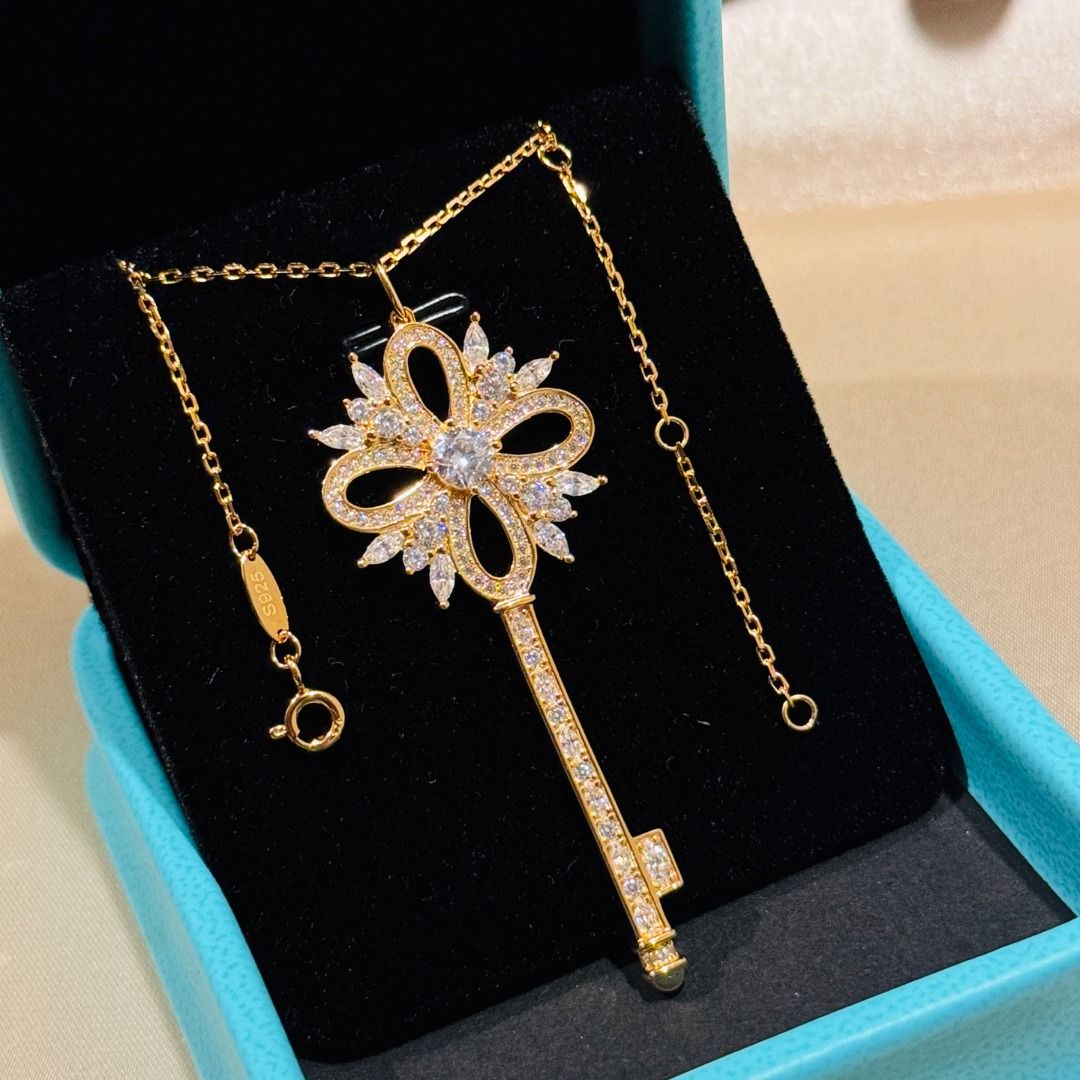 Victoria Snowflake Large Key Sweater Chain Long Chain (Category: Necklaces) located in Davao. Submitted by colacodawr20358 (Listing ID 1463817814, Image 3). Description: .