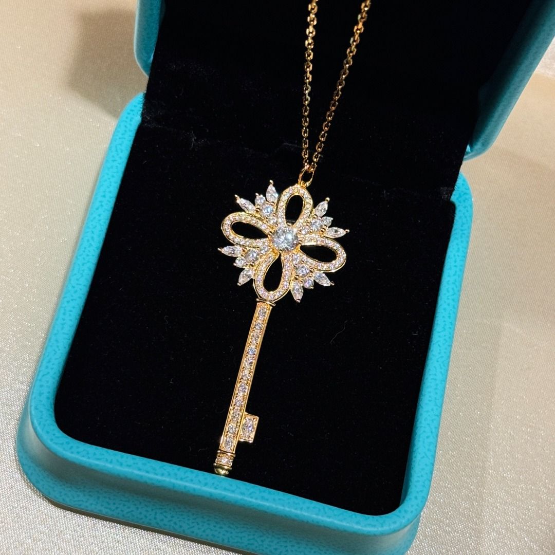 Victoria Snowflake Large Key Sweater Chain Long Chain (Category: Necklaces) located in Davao. Submitted by colacodawr20358 (Listing ID 1463817814, Image 2). Description: .