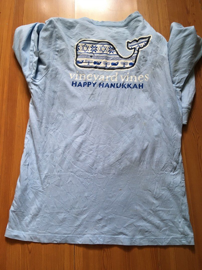 Vineyard vines pullover (Category: Activewear) located in San Juan City. Submitted by sashoppeepipi (Listing ID 1463790428, Image 3). Description: Bleach stains.