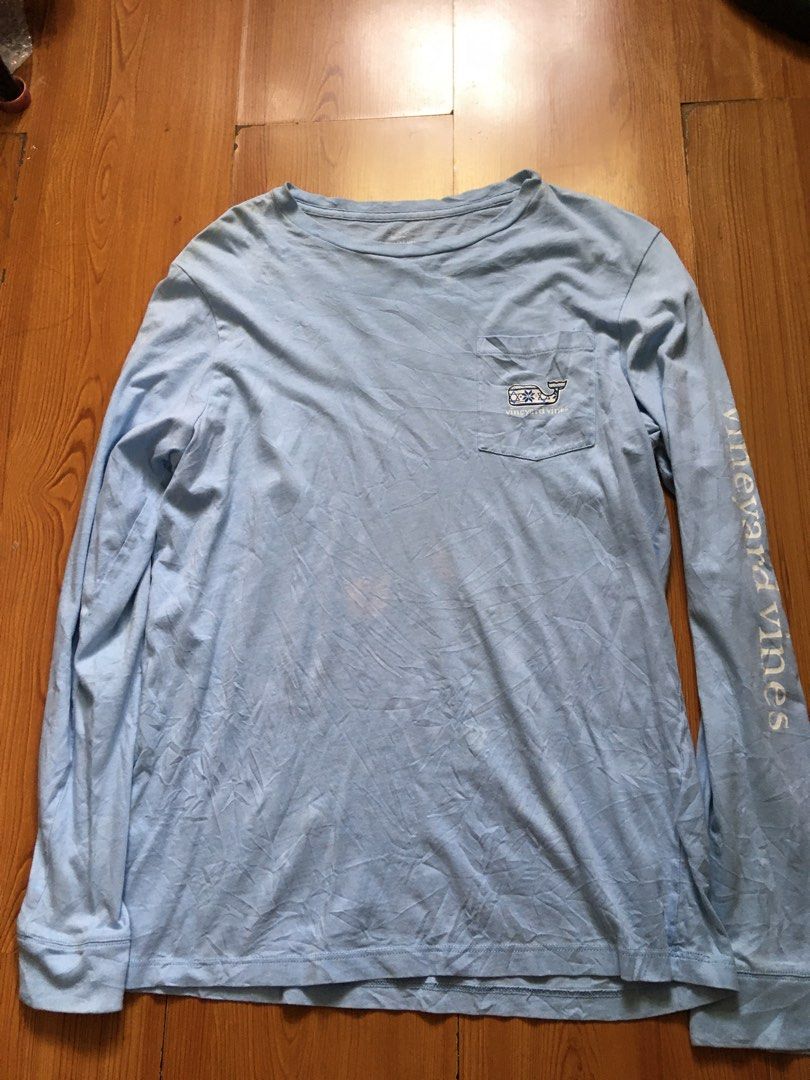 Vineyard vines pullover (Category: Activewear) located in San Juan City. Submitted by sashoppeepipi (Listing ID 1463790428, Image 2). Description: Bleach stains.