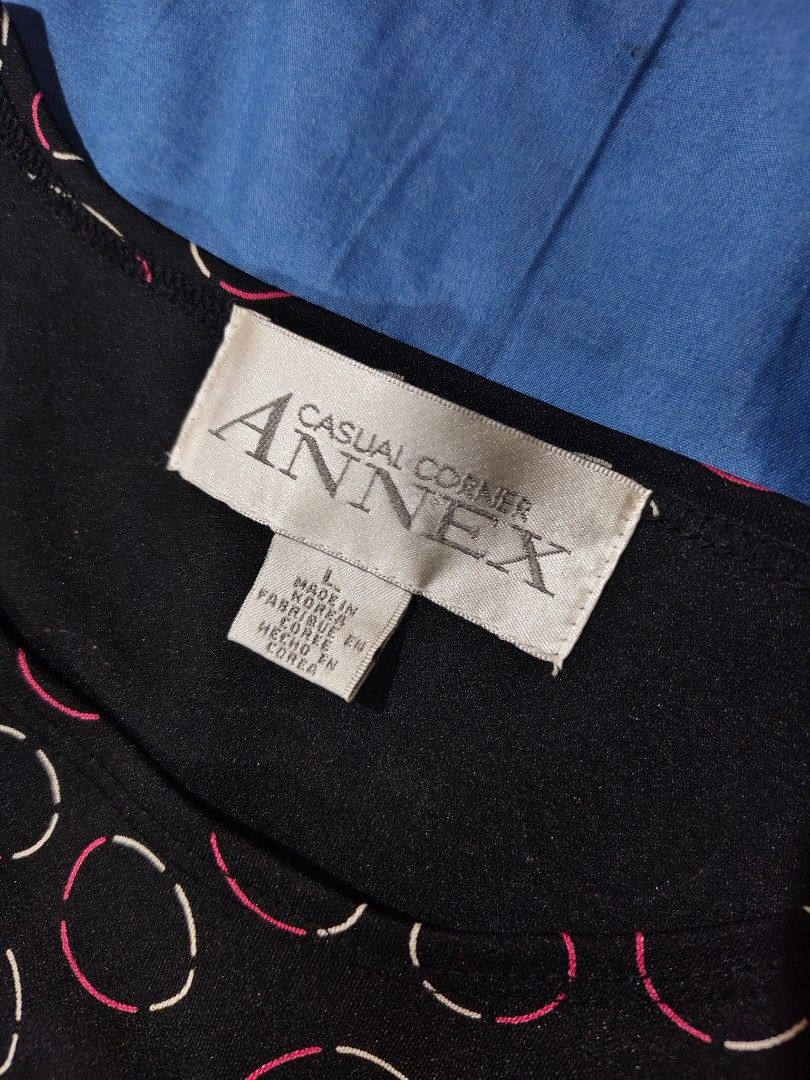 vintage Casual Corner Annex interlocking circles pattern black sleeveless top (Category: Sleeveless) located in Bulacan. Submitted by angel.decluttersx (Listing ID 1463866699, Image 2). Description: large on white tag.