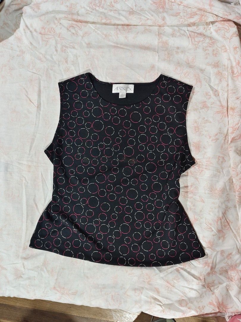 vintage Casual Corner Annex interlocking circles pattern black sleeveless top (Category: Sleeveless) located in Bulacan. Submitted by angel.decluttersx (Listing ID 1463866699, Image 1). Description: large on white tag.